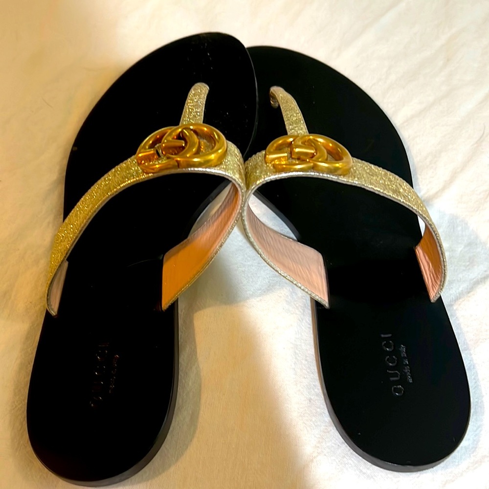 Trendy Gucci sandals gold shimmer with double gold G’s